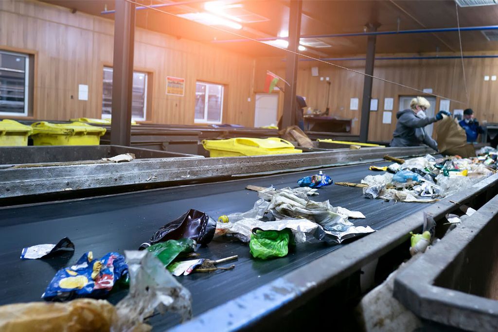 Verpakkingen die te klein zijn om goed gesorteerd te worden of die bestaan uit verschillende materialen zijn moeilijk te recyclen. - Foto: Canva/Dzmitry Palubiatka