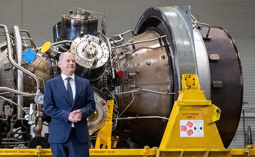 Bondskanselier Olaf Scholz begin augustus bij de gereviseerde turbine voor de Nord Stream gasleiding. Een maand later maakte een explosie de leiding definitief onklaar. - Foto: ANP