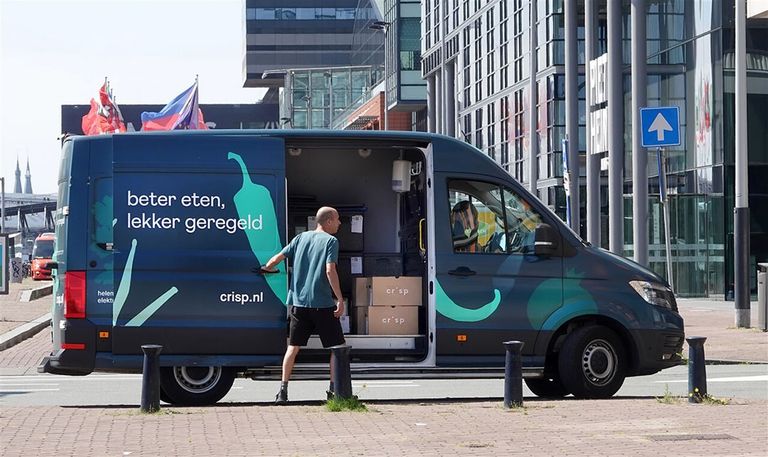 Een bezorger van online supermarkt Crisp bezorgt boodschappen in Amsterdam. - Foto: ANP