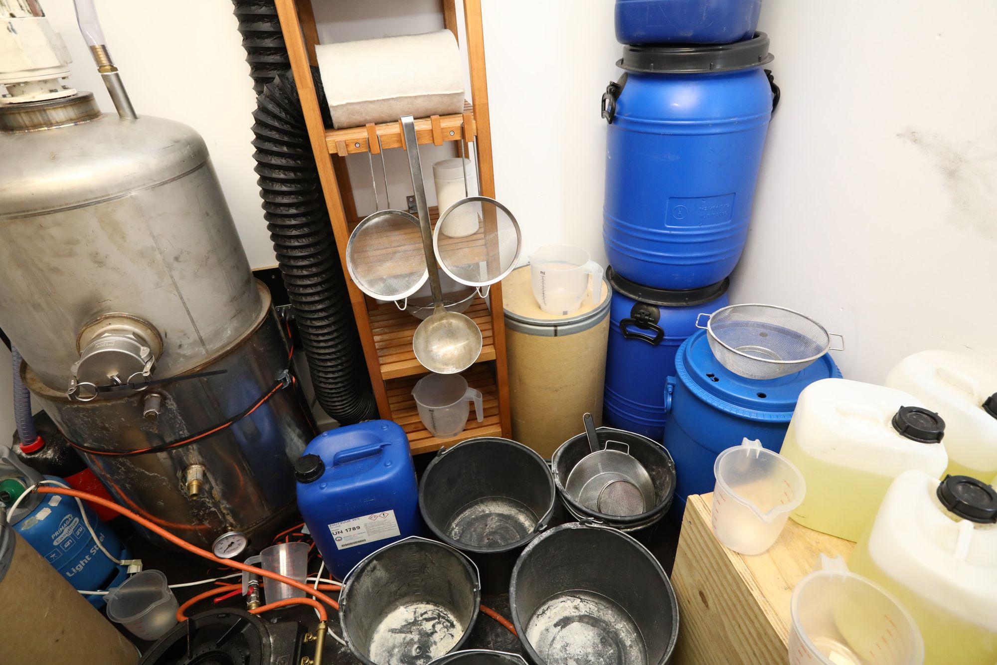 Grondstoffen voor productie van drugs. Vertrouwenspersonen en voorlichting helpen boeren in het buitengebied om verdachte situaties sneller te melden en criminaliteit tegen te gaan. Foto: Henk Riswick