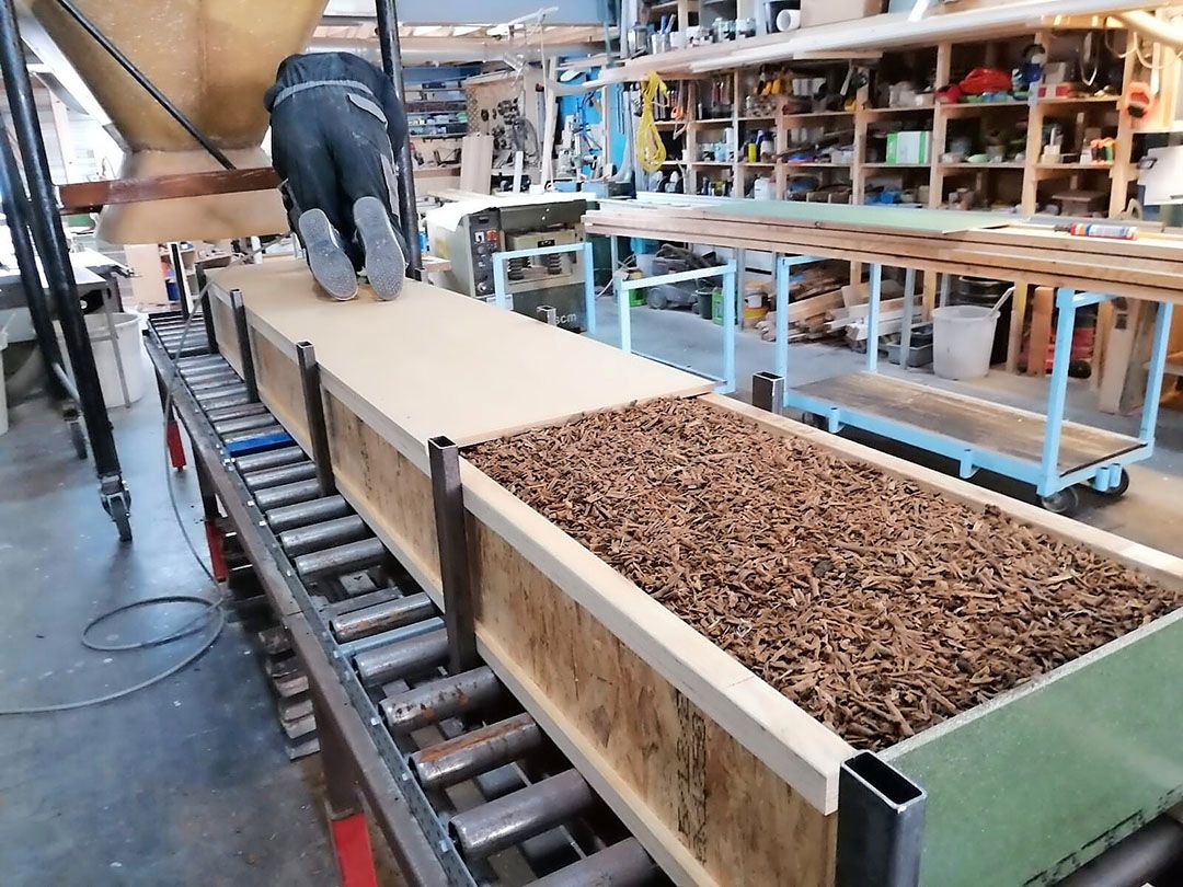 Gedroogde paprika stengeldelen vormen een basis bij de isolatie van gebouwen. - Foto: SIGN
