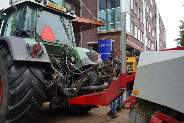 Met trekkers gingen boeren zaterdag naar het politiebureau in Zwolle om aangifte te doen tegen minister Schouten vanwege het stikstofbeleid. - Foto: ANP