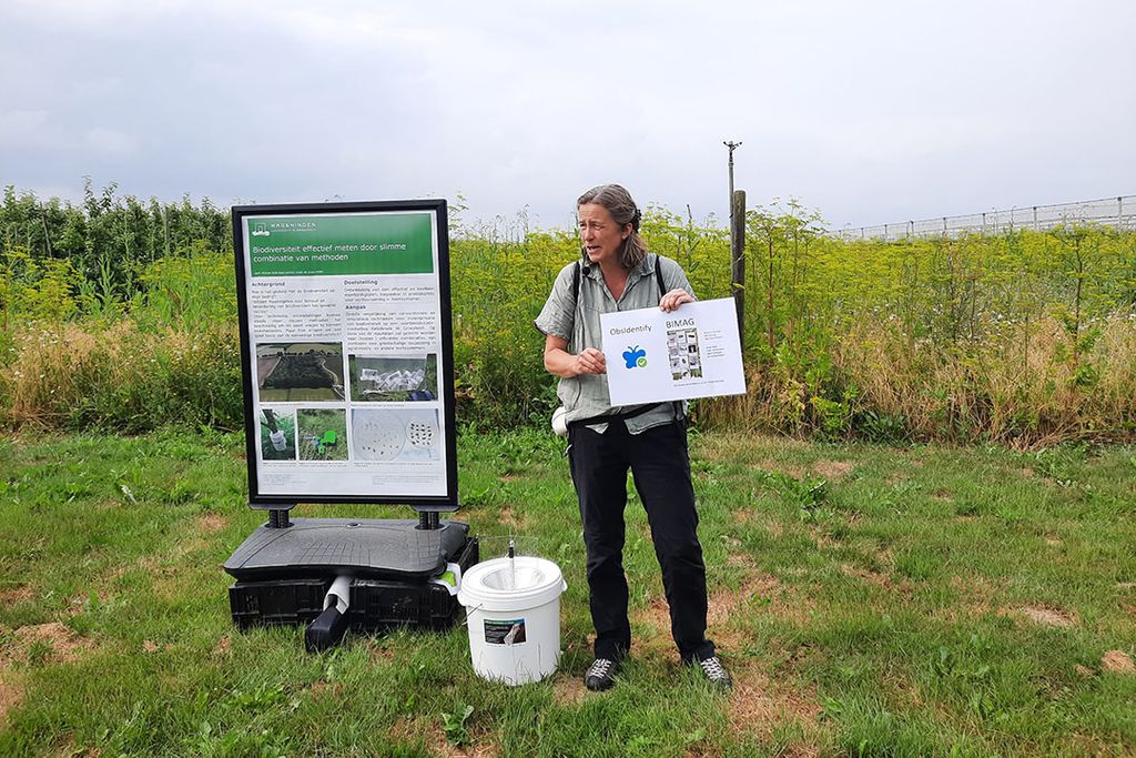 Karin Winckler monitort biodiversiteit op fruitbedrijven met DNA-onderzoek. Foto: Wouter van Teeffelen