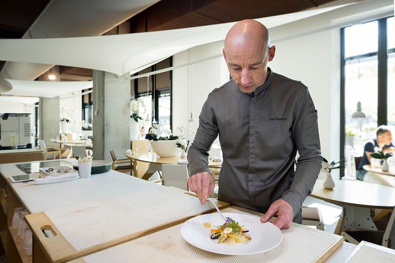 Luc Kusters is chef-kok bij sterrenrestaurant Bolenius. Bolenius is het vlaggenschip van Dutch Cuisine, een initiatief dat staat voor een duurzame Nederlandse eetcultuur met meer groenten, minder vlees en meer lokaal en biologisch. Foto: Koos Groenewold