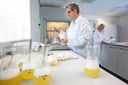 Laboratoriumonderzoek. De voedselveiligheid moet groot blijven, maar voedselinnovatie is hard nodig en toelating van nieuwe producten moet slimmer en sneller kunnen. Foto: Jan Willem Schouten