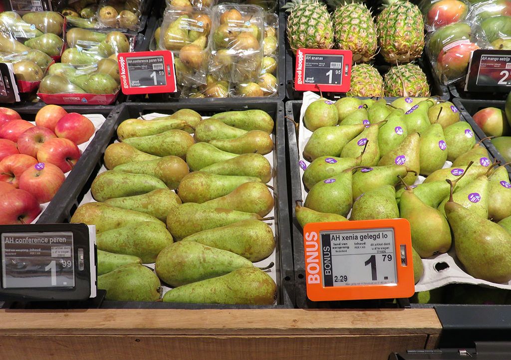 Fruit in het schap bij Albert Heijn. De Consumentenbond zegt dat de verduurzaming van de teelt moeilijk verifieerbaar is vanwege het ontbreken van certificaten en controles.