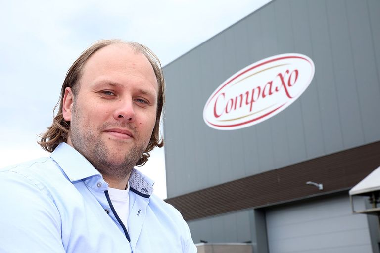 Menno van der Post (36) is directeur van Compaxo. Het bedrijf slacht en verwerkt varkens op twee locaties: Gouda en Zevenaar. - Foto: Henk Riswick
