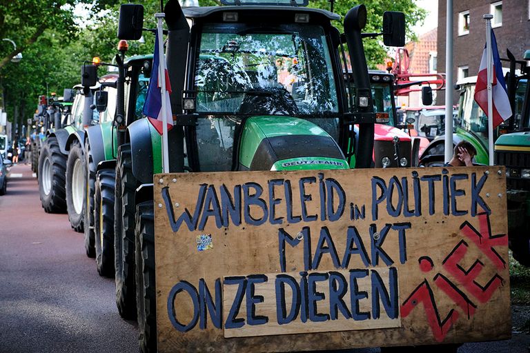 Boeren uit de omgeving van Leiden demonstreerden maandagavond tegen de voermaatregel. - Foto: Roel Dijkstra