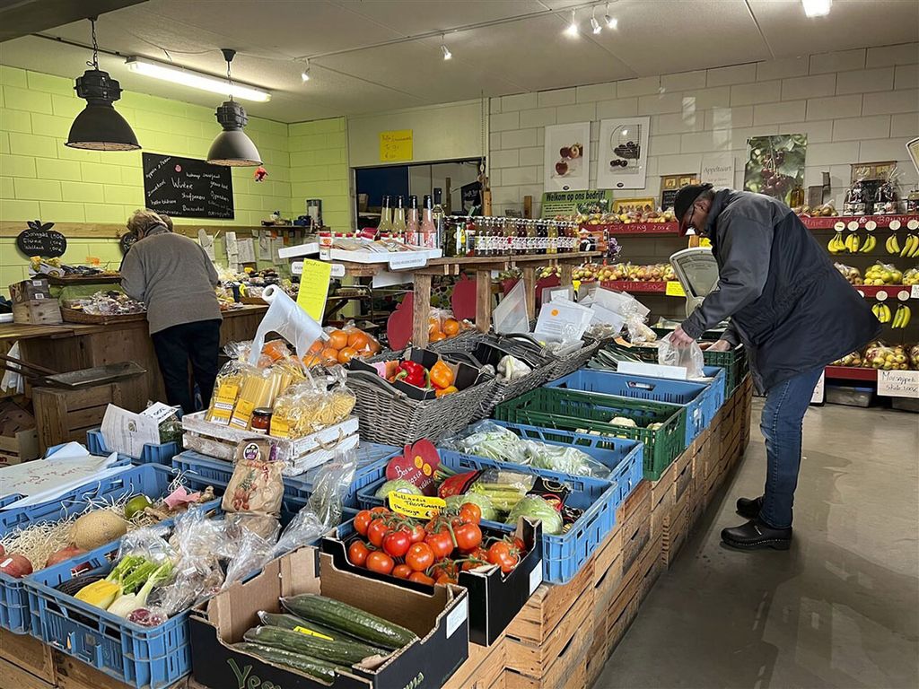 Verkoop in een boerderijwinkel. Het veel thuiszitten van de afgelopen tijd heeft geleid tot een sterke vraag naar lokaal voedsel. - Foto: ANP