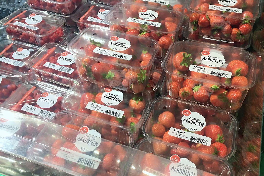 Bij Dirk kosten de aardbeien ¬ 2,95 per 400 gram. - Foto: Ton van der Scheer