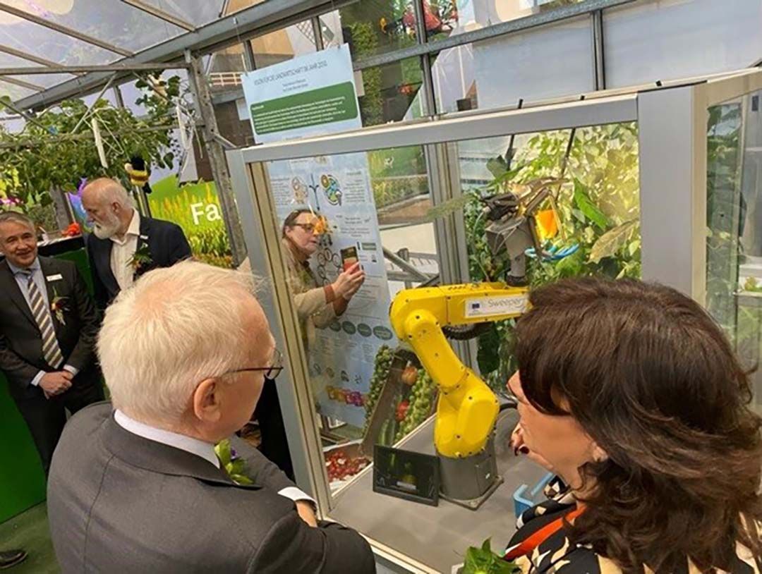 Topsectorbestuurder Anneke van de Kamp leidt minister Piet Adema rond in het Nederlandse paviljoen. - Foto: GroentenFruit Huis