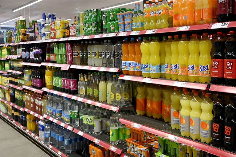 Consumenten zullen wel meer dranken kopen in supermarkten en slijterijen, maar omdat het niet-noodzakelijke boodschappen zijn, zullen consumenten er ook op besparen. Foto: ANP