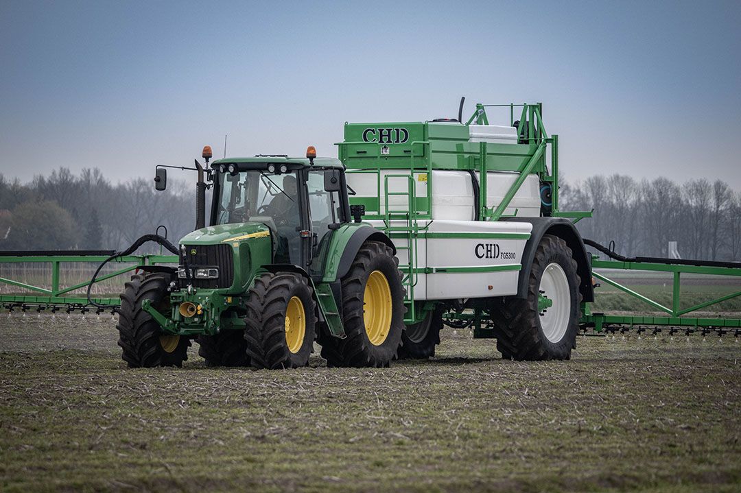 De FG5300 getrokken veldspuit van fabrikant CHD Eefting heeft een nieuwe hefmast. Deze is onderhoudsvriendelijker dan het vorige model. De FG5300 zal in 2024 leverbaar zijn met een tankinhoud van 5.300 en 6.000 liter.- Foto's: CHD