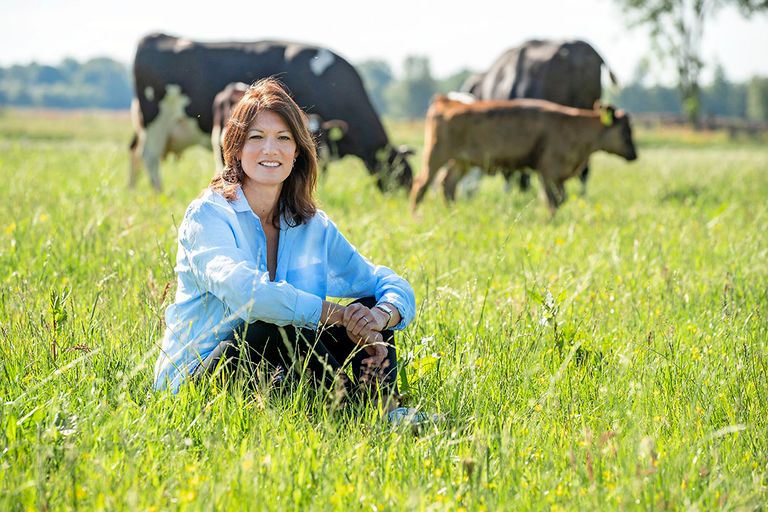 Janina van der Drift start op 1 oktober met Kalverliefde, melk van koeien waarbij het kalf drie maanden bij de koe blijft. -  Foto: Paul de Graaff