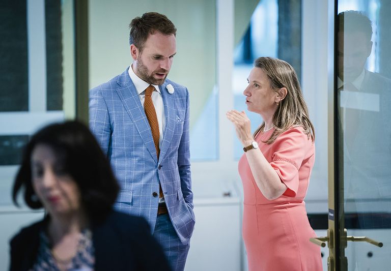 Laura Bromet (GroenLinks) overlegt met Derk Boswijk (CDA). - Foto ANP/Bart Maat