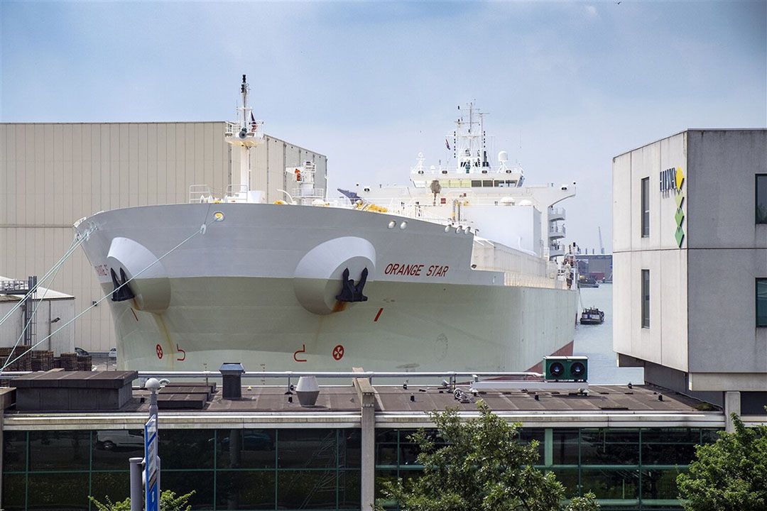 Lossen van vruchtensappen in Delfshaven. - Foto: ANP