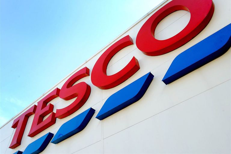 Het logo van Tesco op één van de filialen. Supermarkt Tesco is marktleider in het Verenigd Koninkrijk. - Foto: ANP