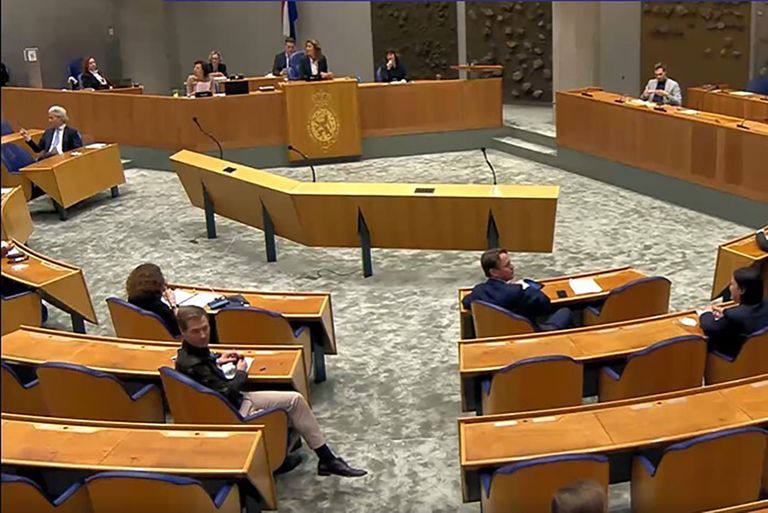 Stemming over de motie-Boswijk c.s.. De voor-stem van Geert Wilders wordt door voorzitter Bergkamp niet opgemerkt. - Foto: Tweede Kamer