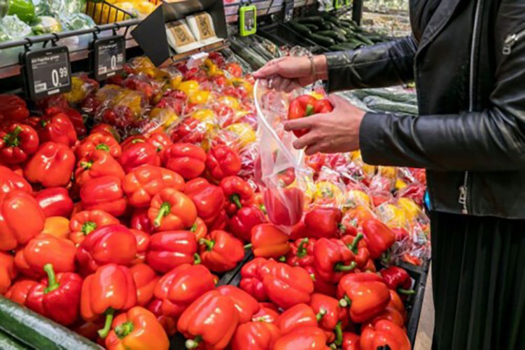 Gangbaar product in de supermarkt leggen naast biologisch, is vaak nadelig voor biologisch product. - Foto: Albert Heijn