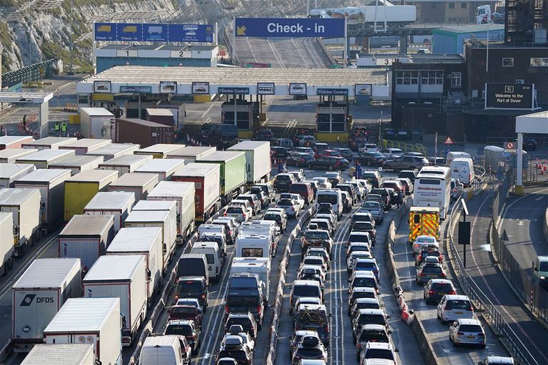 Lange wachttijden in Dover. Omdat die opliepen tot wel 24 uur zijn veel versproducten verloren gegaan. - Foto: ANP