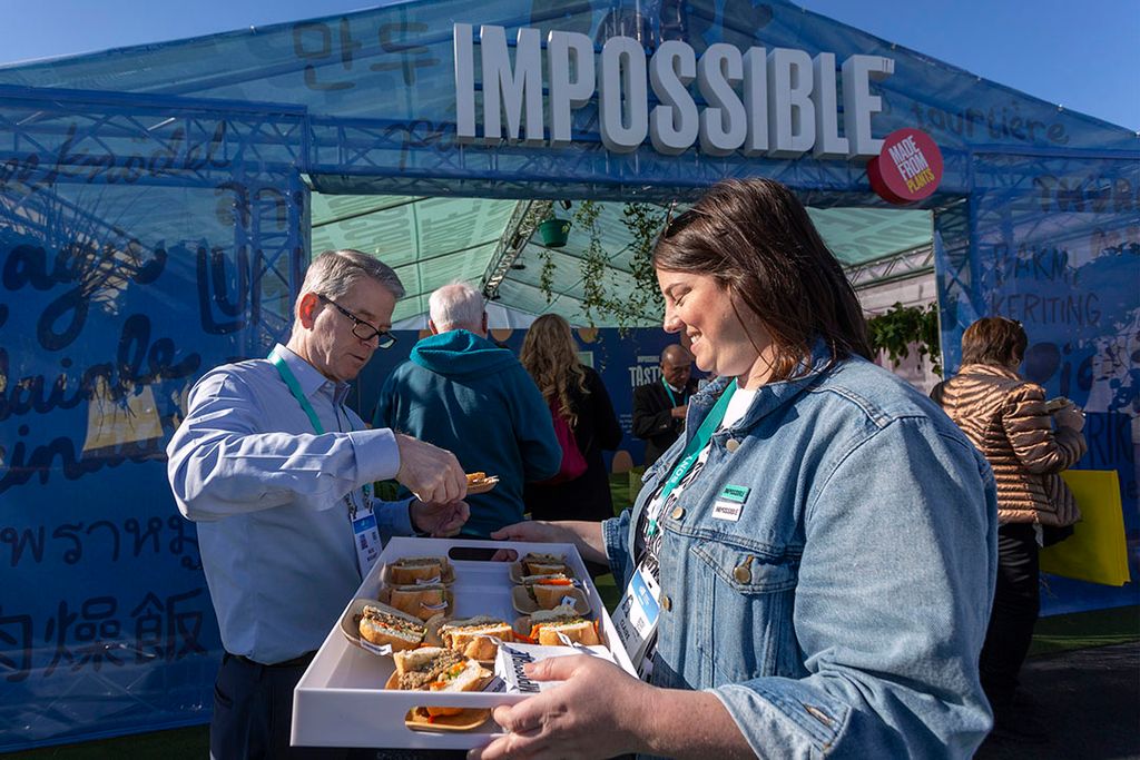 Vleesvervangers van Impossible Foods worden geserveerd tijdens een manifestatie. - Foto: ANP