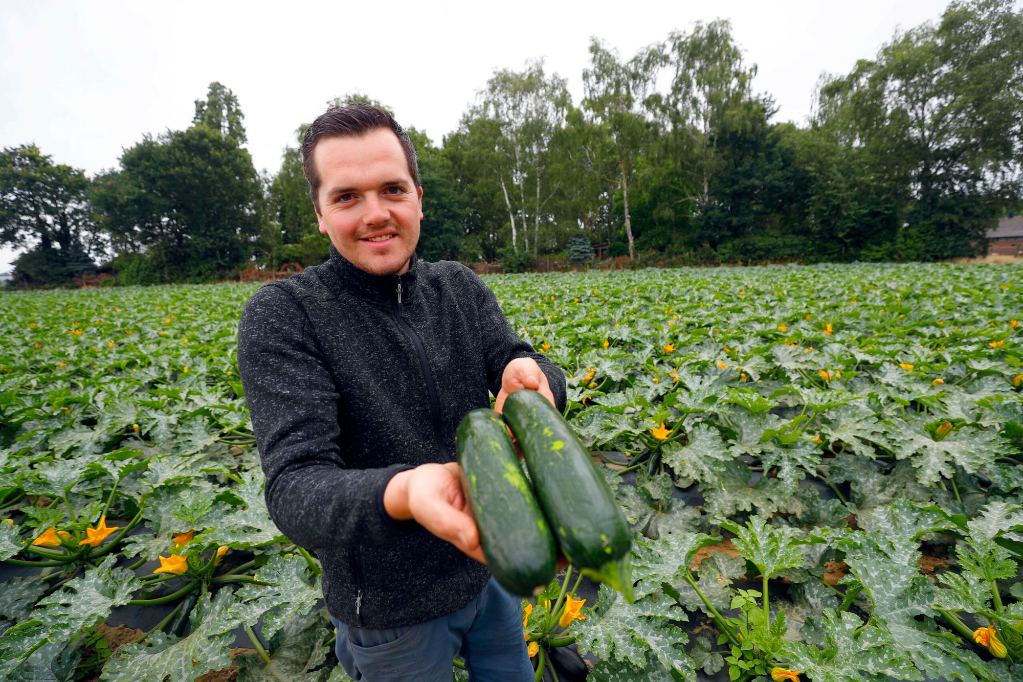 Paul Janssen met 2e keus courgette. - Foto: Bert Jansen