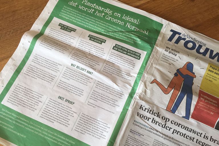 Onder meer in Trouw adverteerde HAK zaterdag paginagroot. - foto: Ton van der Scheer