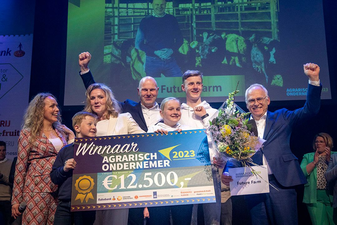 Agrarisch Ondernemer van het jaar 2023 Erik Back (midden) en landbouwminister Piet Adema (rechts). - Foto: Koos Groenewold