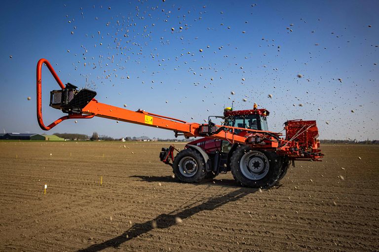 Boeren gaan mogelijk bezuinigen op  meststoffen vanwege de hoge prijzen, waardoor de voedselproductie in 2023 ook minder zal zijn. - Foto: Peter Roek