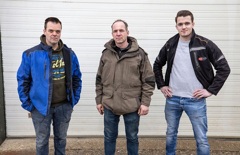 V.l.n.r. Remco Wesdorp (36), Huibert Groeneveld (46) en Martijn Groenendijk (20). Samen gaan ze innovatief aan de slag in de 'Proeftuin Van Pallandtpolder'. Foto: Peter Roek