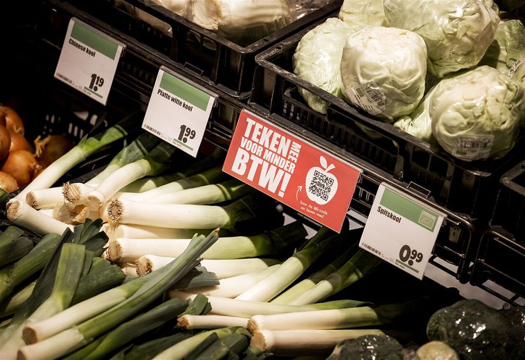 Een actiebordje voor minder btw tussen het groente en fruit van supermarktketen Dirk van den Broek. De supermarktketen start een online petitie om de belasting op groente en fruit te verlagen. Foto: ANP