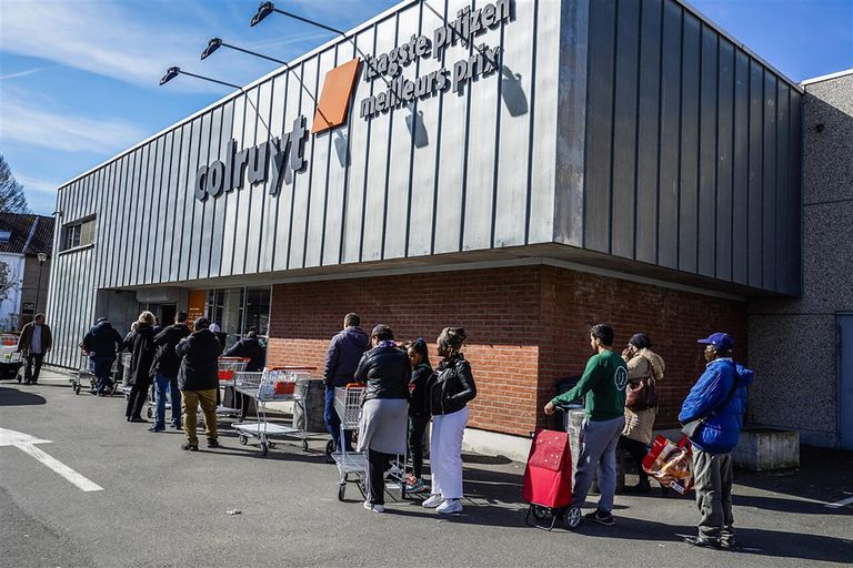 Lange rij voor Colruyt-vestiging tijdens de corona-uitbraak afgelopen maart. Colruyt is al een aantal jaren bezig om meer invloed te krijgen op de landbouwproducten die in de winkels liggen. Foto: ANP