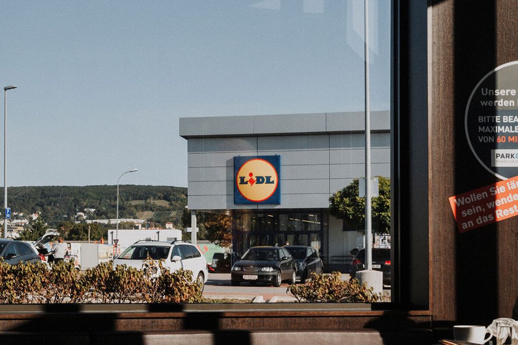 Consumenten bezoeken steeds vaker discountsupermarkten, waaronder Lidl. Foto: Canva