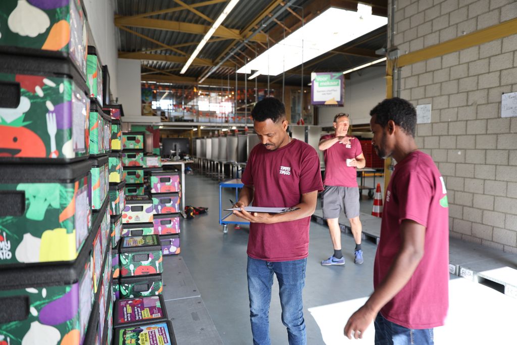 In totaal heeft TommyTomato zo’n 100 medewerkers om het uitleveren van de groentemaaltijden aan de scholen goed te laten verlopen. Foto: Dennis Wisse