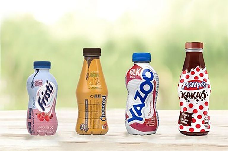Enkele voorbeelden van de nieuwe PET-flessen van FrieslandCampina met ‘afritsbare wikkel’. Foto: RFC