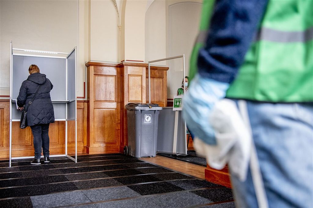 Een stembureau in het stadhuis van Rotterdam waar kwestbare een stem kunnen uitbrengen. Dit jaar zijn de mogelijkheden om in een stembureau een stem uit te brengen uitgesmeerd over drie dagen vanwege de coronamaatregelen. Foto: ANP