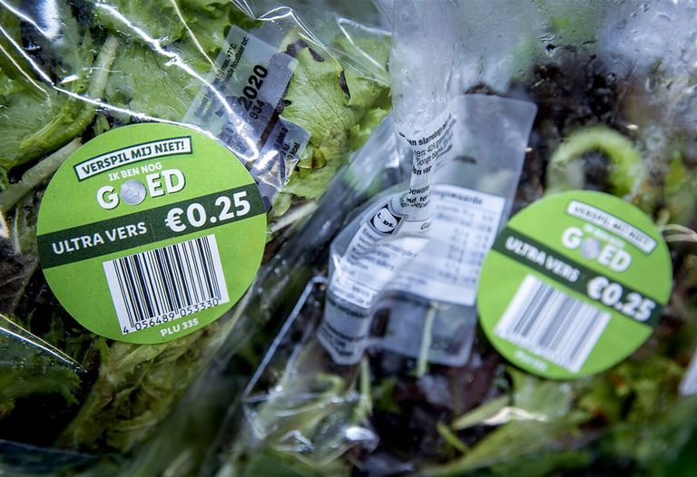 Winkels kunnen de prijzen verlagen van producten die hun consumptie- of houdbaarheidsdatum bereiken om voedselverspilling tegen te gaan. - Foto: ANP/Koen van Weel