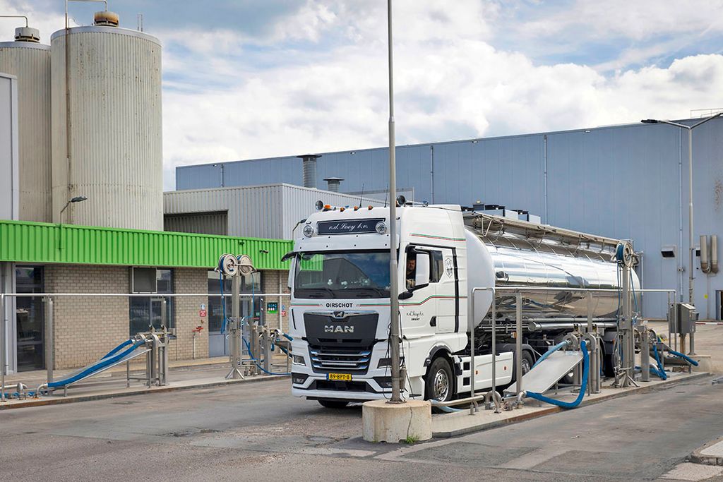 Melk wordt afgeleverd bij de zuivelfabriek van Arla in Nijkerk (Gld.). De productie ligt hier sinds begin deze maand grotendeels stil na klachten over de houdbaarheid van de melk. - Foto: Koos Groenewold