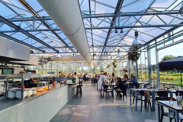 Klanten van het restaurant kunnen vanaf hun tafel de groenten zien groeien die op hun bord liggen. - Foto: Stadsjochies