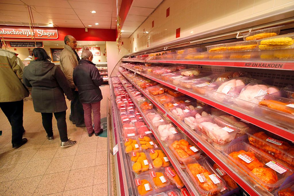 De Nederlander eet veel te veel vlees vindt het Voedingscentrum. - foto: Bert jansen