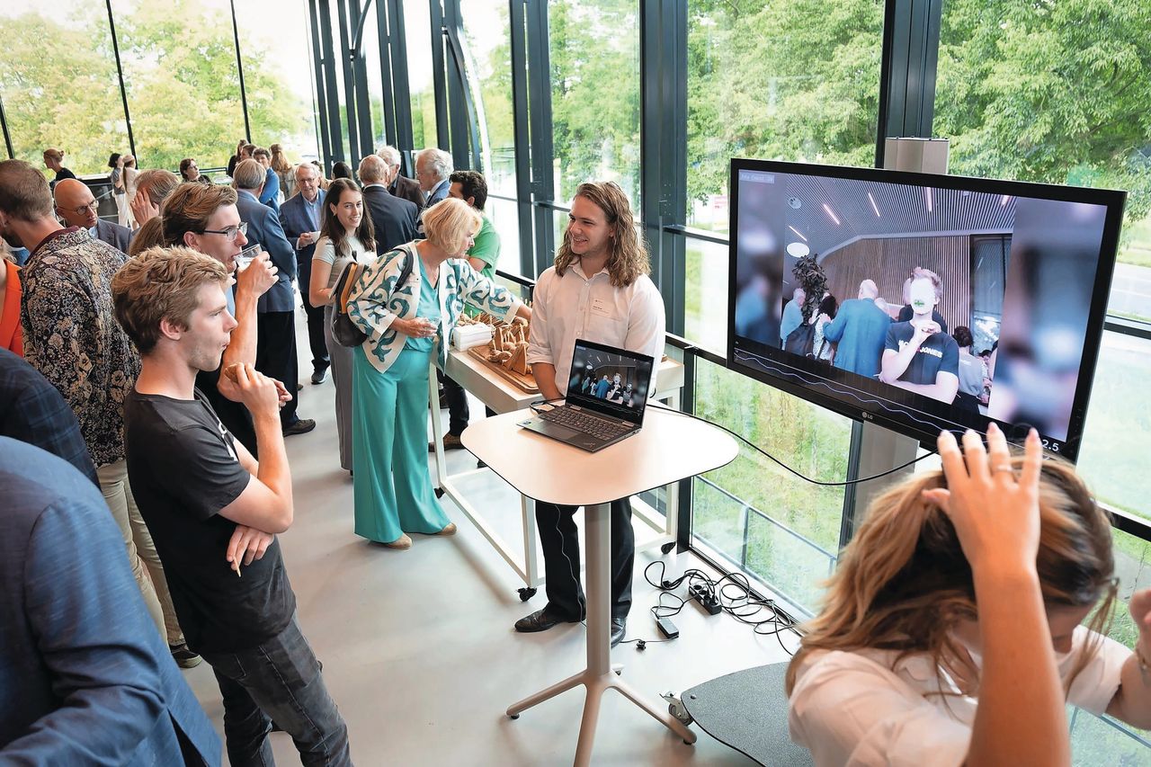 Bij de opening van het academisch jaar werd een demonstratie gegeven van nieuwe technieken voor eetgedragonderzoek. Foto: WUR