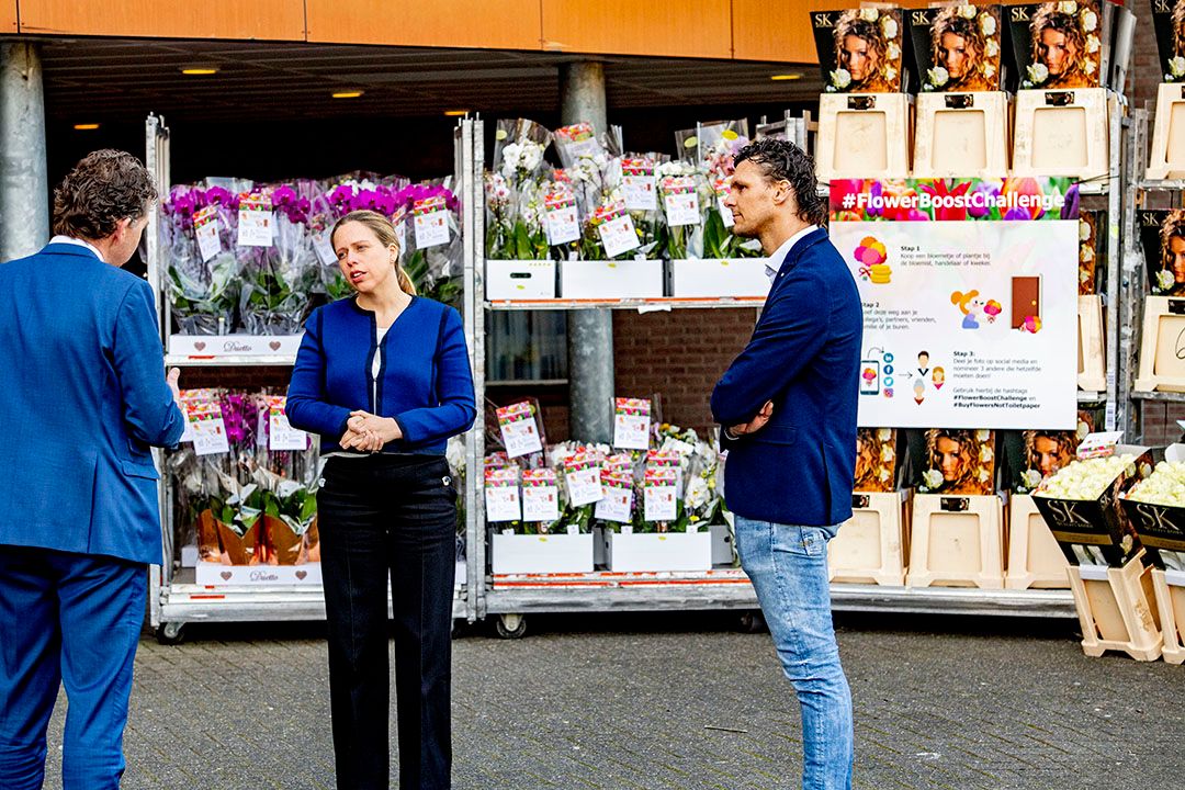 Minister Carola Schouten overhandigt bloemen van Westlandse tuinders aan zorgpersoneel van Stichting Sonneburg. Door het wegvallen van vraag kampen kwekers met lage prijzen en een doordraai van de producten. - Foto: ANP