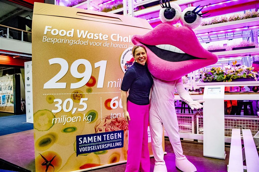 Voormalig minister van landbouw Carola Schouten tijdens de finale van de Food Waste Challenge. Diverse horeca-ondernemers maakten inzichtelijk hoeveel voedsel er verspild wordt en hoe dit kan worden tegengegaan. - Foto: ANP