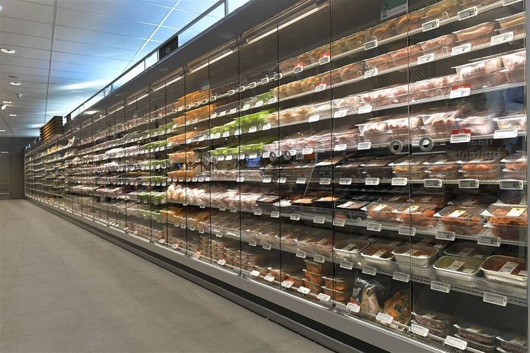 Koelvitrine in de supermarkt met verpakt vlees. Foto: ANP