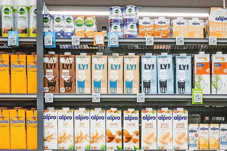 Oatly en andere plantaardige dranken in het supermarktschap. Foto: Roel Dijkstra