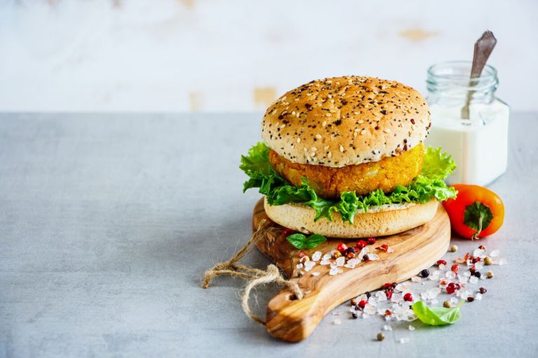 Het biologische assortiment van de The Veggie Lovers bestaat vooralsnog uit twaalf producten, waaronder de burger. -Foto: Canva