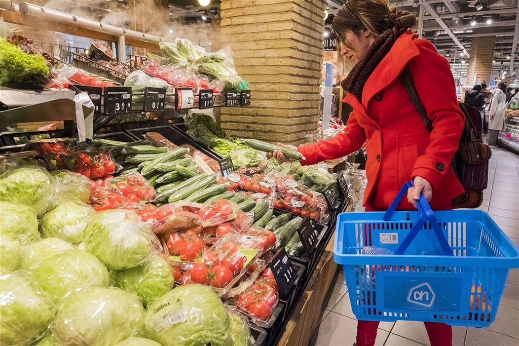 68% vindt het onzin dat komkommers of paprika’s in plastic worden verpakt voor de verkoop. Foto: ANP