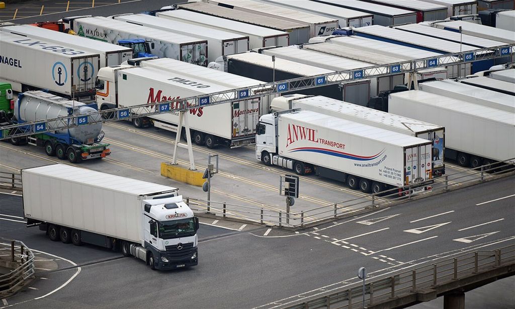 Een vrachtwagen verlaat de ferry in de haven van Dover, terwijl andere wachten om de oversteek naar het vasteland te kunnen maken. - Foto: ANP