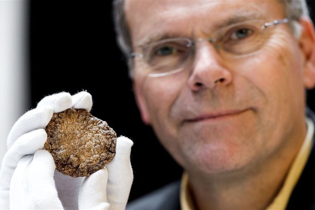 Mark Post, hoogleraar aan de Universiteit van Maastricht, poseerde in 2015 met de door hem en zijn team gecreëerde eerste kweekburger ter wereld. Foto: ANP