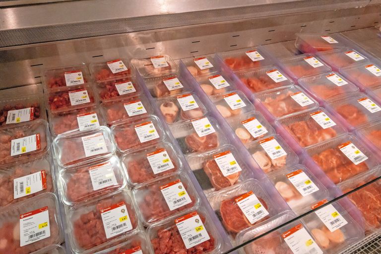 Voorverpakt vlees in het schap van een Nederlandse supermarkt. Foto: Roel Dijkstra